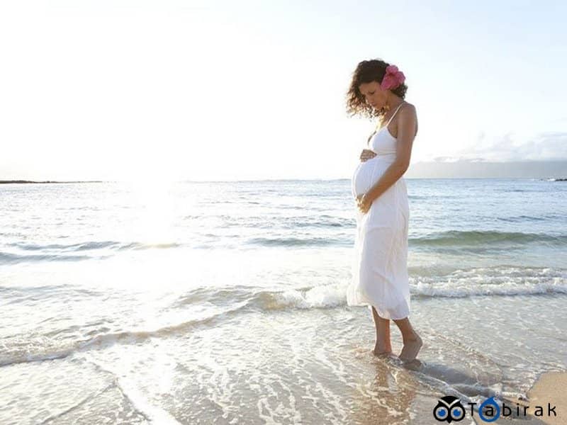 زن باردار درون آب دریا