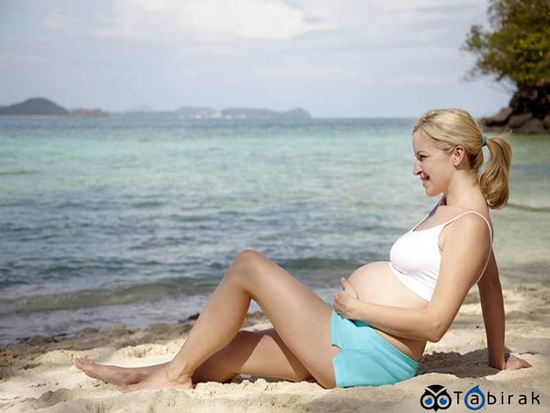 استراحت زن باردار در کنار ساحل دریا