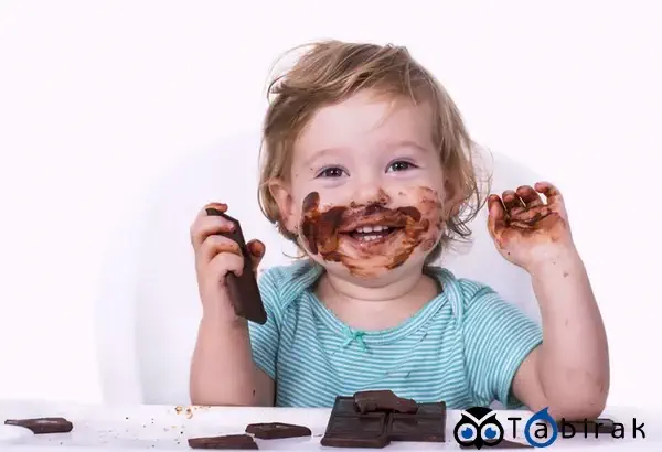 بچه در حال خوردن شکلات